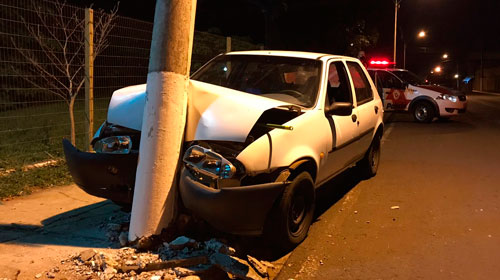 Arquivo AssisCity - Carro bate em poste na Rua Doutor Chicão Teixeira em Assis - Foto: AssisCity