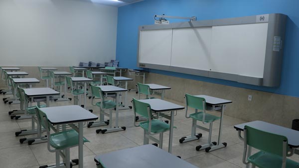 Salas amplas, com lousas digitais Salas amplas, com lousas digitais