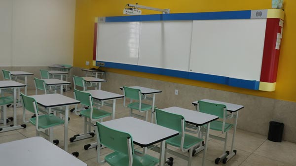 Salas bem iluminadas, ventiladas, coloridas e alegres Salas bem iluminadas, ventiladas, coloridas e alegres