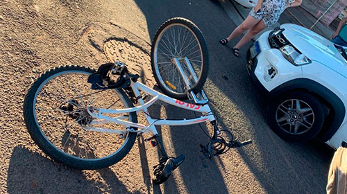 Divulgação - Carro bateu em bicicleta e deixou vítima leve - Foto: Divulgação Divulgação - Carro bateu em bicicleta e deixou vítima leve - Foto: Divulgação