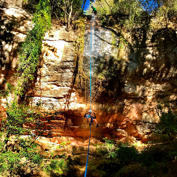 Divulgação - Cachoeira São Pedro oferece muito lazer e diversão - Foto: Maya Expedições Divulgação - Cachoeira São Pedro oferece muito lazer e diversão - Foto: Maya Expedições