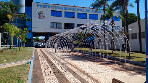 Divulgação - Jardim da Prefeitura já recebe estrutura da iluminação - Foto: Prefeitura Municipal de Assis