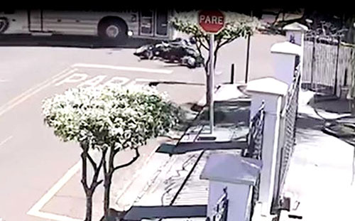 divulgação - Motociclista foi jogado ao solo após ser atingido por ônibus na Avenida Sete de setembro, em Paraguaçu Paulista — Foto: Reprodução/Câmera de segurança divulgação - Motociclista foi jogado ao solo após ser atingido por ônibus na Avenida Sete de setembro, em Paraguaçu Paulista — Foto: Reprodução/Câmera de segurança