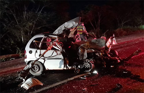 Foto: I7 Notícias - Carro ficou destruído após o acidente (Foto: I7 Notícias)