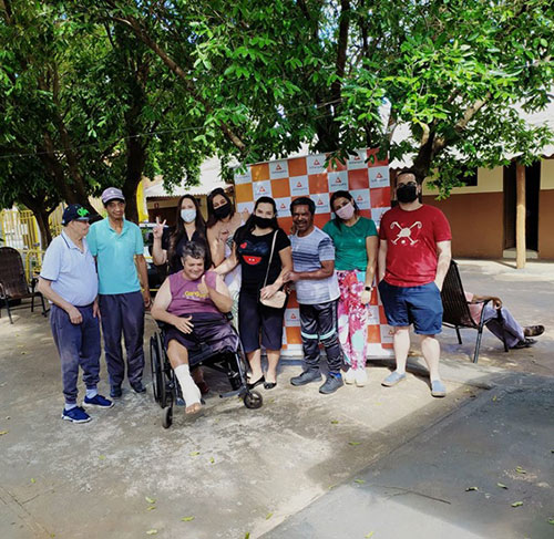 divulgação - Alunas do curso de Direito durante a visita ao Abrigo à Idosos