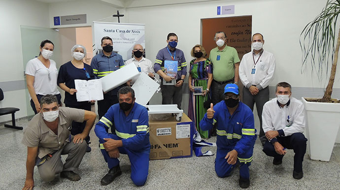 Divulgação - Equipe da Tereos fez entrega de aparelho na Santa Casa de Assis - Foto: Divulgação - Santa Casa