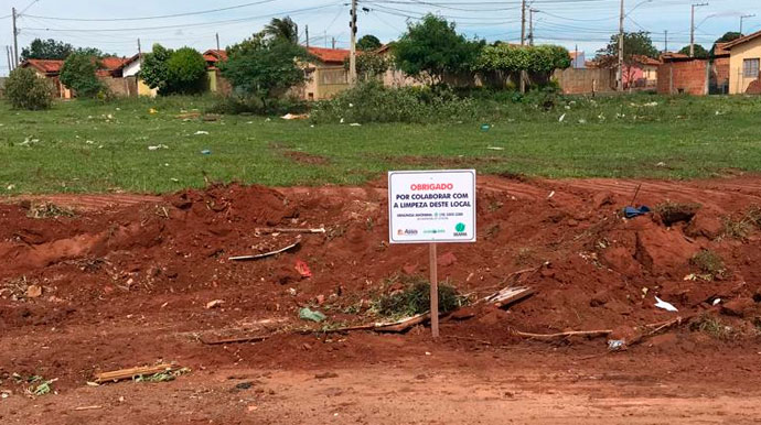 Divulgação - Placas com escrita 'Proibido Jogar Lixo' foram colocadas para instruir população - Foto: Divulgação Divulgação - Placas com escrita 'Proibido Jogar Lixo' foram colocadas para instruir população - Foto: Divulgação
