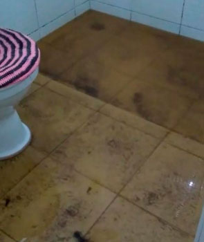Divulgação - Banheiro da residência com retorno de esgoto - Foto: Divulgação Divulgação - Banheiro da residência com retorno de esgoto - Foto: Divulgação