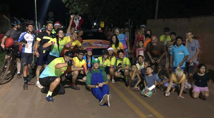 Divulgação - Ciclistas comemorando o Natal com crianças do Cervinho