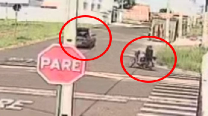 Divulgação - O carro levado pelos bandidos e a moto em que eles foram até a residência Divulgação - O carro levado pelos bandidos e a moto em que eles foram até a residência