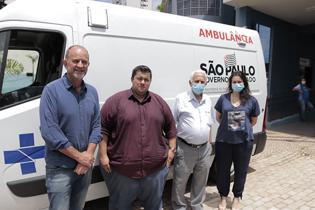 Divulgação - Autoridades na entrega da nova ambulância para Assis