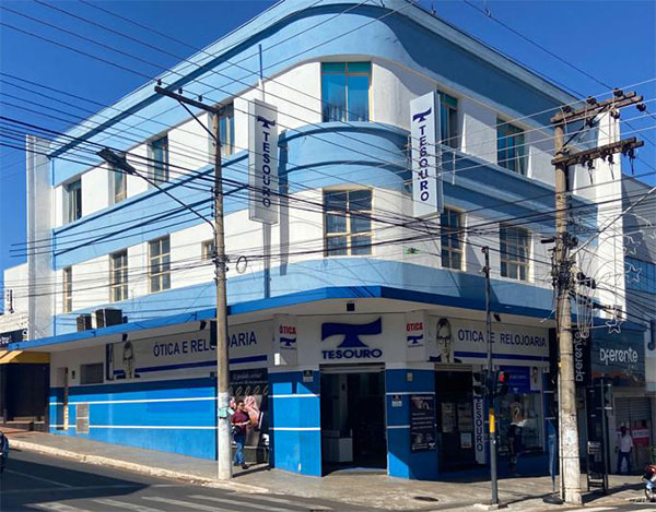 Óticas Tesouro fica localizada na Av. Rui Barbosa, 390, no centro de Assis