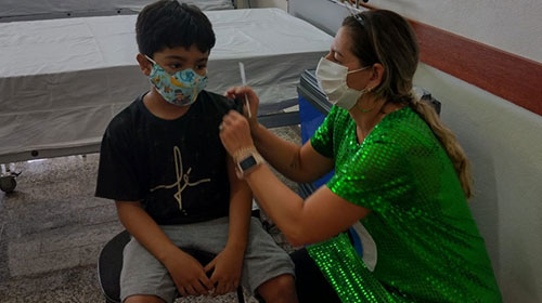 Divulgação - Vinicius Henrique de Oliveira Ricci recebeu a primeira dose da Pfizer infantil - Foto: Divulgação Divulgação - Vinicius Henrique de Oliveira Ricci recebeu a primeira dose da Pfizer infantil - Foto: Divulgação