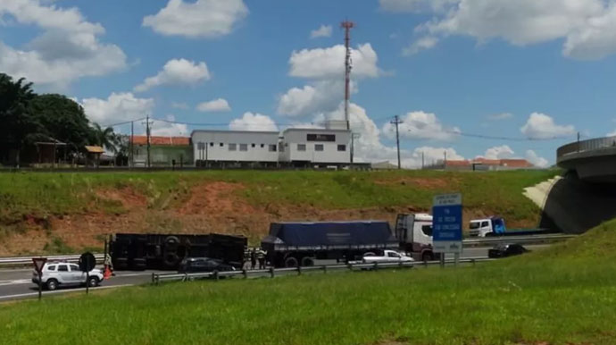 Divulgação - A segunda parte da carreta bitrem tombou na alça que dá acesso à rodovia SP-294, em Marília — Foto: Arquivo pessoal