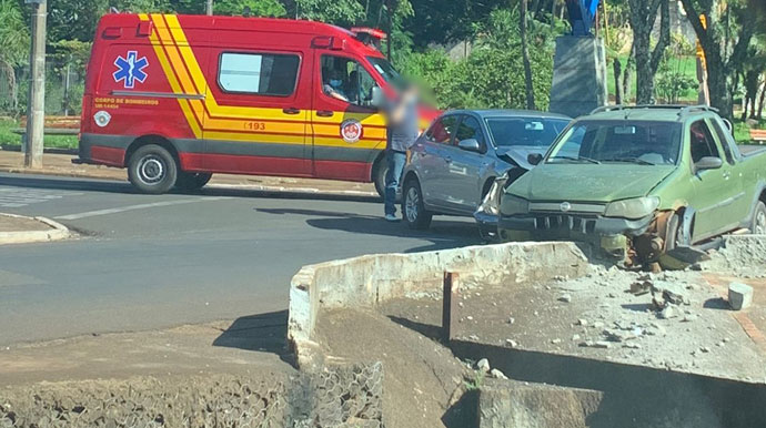 Divulgação - Veículos colidiram no cruzamento da Avenida Oto Ribeiro - Foto: Divulgação Divulgação - Veículos colidiram no cruzamento da Avenida Oto Ribeiro - Foto: Divulgação