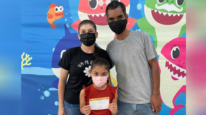 Divulgação - Pais levaram seus filhos para receber o imunizante contra a COVID-19 - Foto: Departamento de Comunicação Divulgação - Pais levaram seus filhos para receber o imunizante contra a COVID-19 - Foto: Departamento de Comunicação