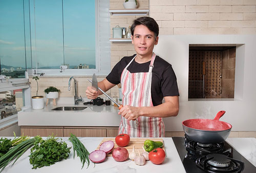 Divulgação - Pedro ocupa a função de CEO e culinarista do Comidinhas do Chef Divulgação - Pedro ocupa a função de CEO e culinarista do Comidinhas do Chef