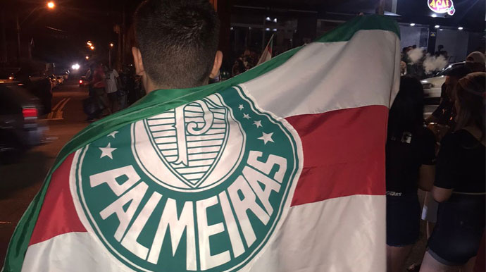 Divulgação - Torcedor coberto com bandeira do Palmeiras - Foto: Divulgação/Arquivo Pessoal