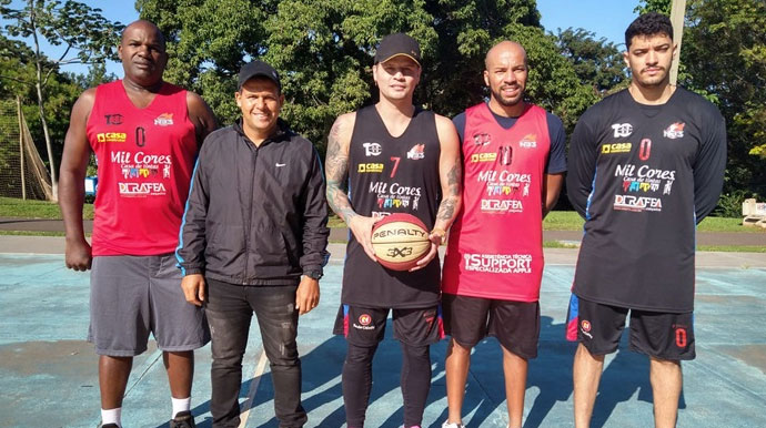 Divulgação - Equipe de Basquete 3x3 e secretário de esportes César Nunes - Foto: Divulgação/Comunicação PMA Divulgação - Equipe de Basquete 3x3 e secretário de esportes César Nunes - Foto: Divulgação/Comunicação PMA