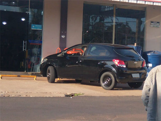 Divulgação - Ônix estacionado após choque com outro veículo Divulgação - Ônix estacionado após choque com outro veículo