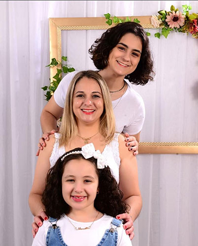 Divulgação - Carla Portela e as filhas Divulgação - Carla Portela e as filhas