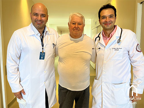 Divulgação - Dr Freddy e Dr Ricardo com o paciente - Foto: Divulgação