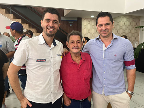 Divulgação - Lucas e Leandro com o avô Pedro Divulgação - Lucas e Leandro com o avô Pedro