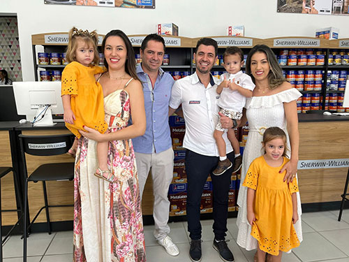 Divulgação - Leandro Fantozzi de Oliveira e sua esposa Daniela Palazzi Fantozzi e Lucas Fantozzi de Oliveira e sua esposa - Suellen Leite Fantozzi Divulgação - Leandro Fantozzi de Oliveira e sua esposa Daniela Palazzi Fantozzi e Lucas Fantozzi de Oliveira e sua esposa - Suellen Leite Fantozzi