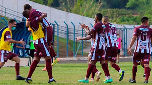 Divulgação - Time do VOCEM em campo comemorando