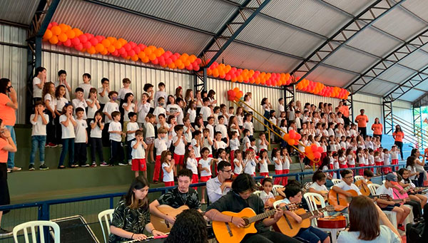 Divulgação - Alunos em apresentação do Colégio Anglo Xereta - Foto: Reprodução/AssisCity