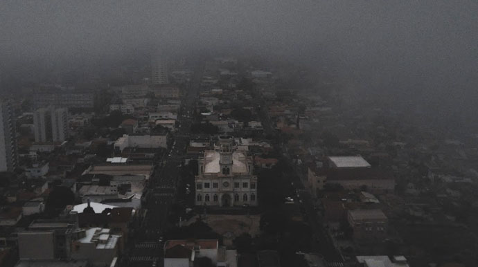 Mundozinhos - Forte neblina cobrindo o céu de Assis / Foto: @Mundozinhos