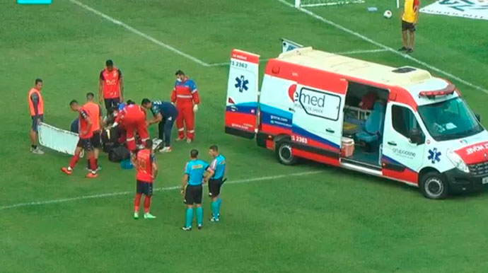 Divulgação - André é retirada de ambulância após ser atingido na cabeça (Foto: Paulistão Play / Eleven Sports / Reprodução)