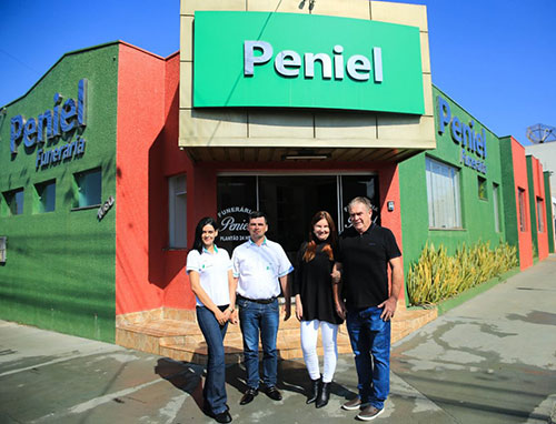 Divulgação - Sallyanne e Diego ao lado dos proprietários Marlete e Romeu - Unidade Paraguaçu Paulista Divulgação - Sallyanne e Diego ao lado dos proprietários Marlete e Romeu - Unidade Paraguaçu Paulista