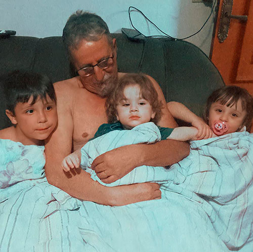 Divulgação - Guerrinha e os netos Marcos Antônio, Arthur e Maria Vitória - Foto: Divulgação