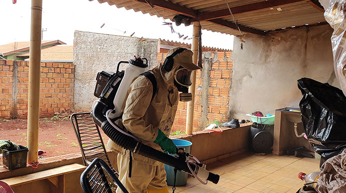 Divulgação - Equipe fazendo borrifação do veneno que combate a Dengue - Foto: Divulgação/Tarumã Divulgação - Equipe fazendo borrifação do veneno que combate a Dengue - Foto: Divulgação/Tarumã