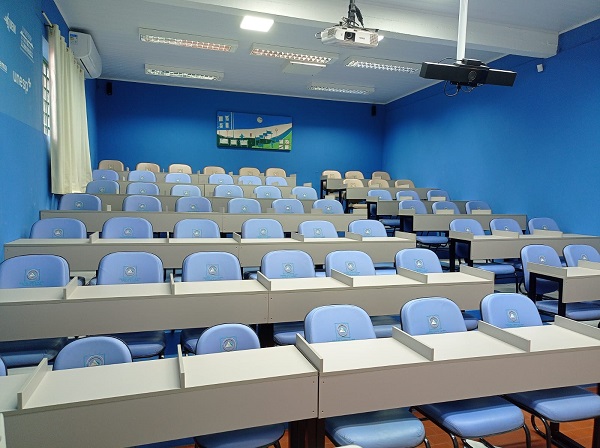 A escola está totalmente preparada com salas amplas e confortáveis para os estudos A escola está totalmente preparada com salas amplas e confortáveis para os estudos