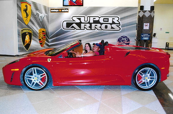 Divulgação - Mais perto que consegui chegar de uma Ferrari, mas com o motor desligado - Foto: Divulgação Divulgação - Mais perto que consegui chegar de uma Ferrari, mas com o motor desligado - Foto: Divulgação