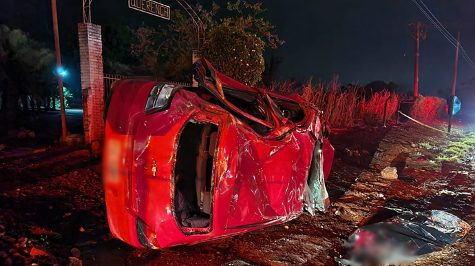Divulgação - Carro capotou e foi parar no acostamento / Foto: Divulgação Divulgação - Carro capotou e foi parar no acostamento / Foto: Divulgação