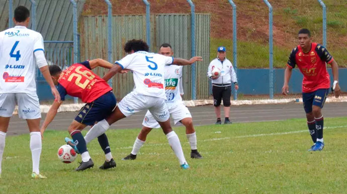 Divulgação - Assisense e Grêmio Prudente mediram forças na manhã fria em Assis, em mais uma grande apresentação de Luis Otávio (à direita) (Foto: Julhia Marqueti / Grêmio Prudente, Divulgação)