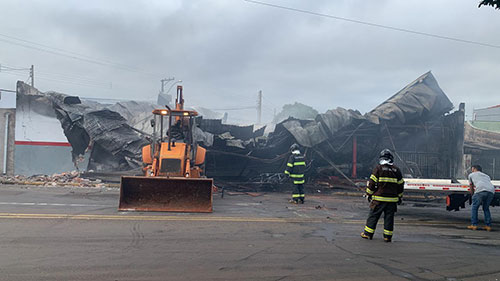 Divulgação - Corpo de Bombeiros ainda faz o trabalho de rescaldo no local- Foto: Divulgação