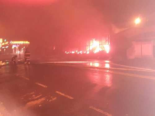 Divulgação - Bombeiros no momento do fogo - Foto: Divulgação Divulgação - Bombeiros no momento do fogo - Foto: Divulgação