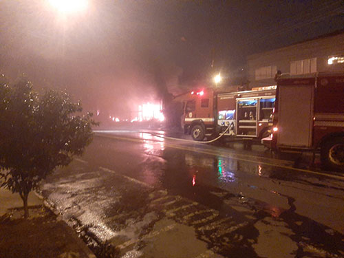 Divulgação - Bombeiros no momento da ocorrência - Foto: Divulgação