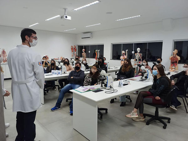 Os alunos do COC Assis tiveram aulas práticas e uma boa noção de como é ser um aluno de medicina