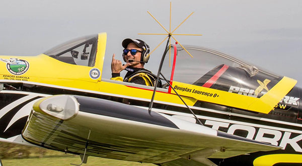 Divulgação - Douglas Lourenço piloto de acrobacias aéreas - Foto: Divulgação Divulgação - Douglas Lourenço piloto de acrobacias aéreas - Foto: Divulgação