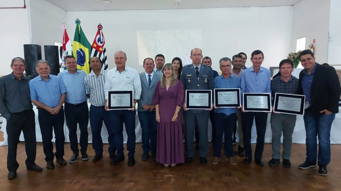 Divulgação - Autoridades e homenageados - Foto: Assessoria de Quatá