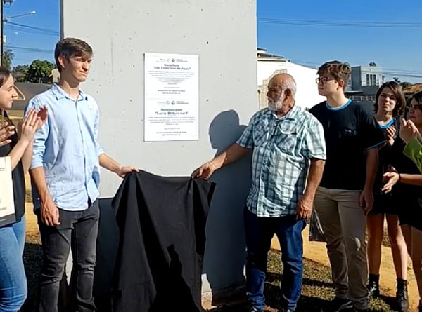 Divulgação - Lúcio Bittencourt e jovens do Interact entregaram placa comemorativa aos 30 anos da inauguração da estátua de São Francisco de Assis - Foto: Divulgação/Lia Ribeiro Divulgação - Lúcio Bittencourt e jovens do Interact entregaram placa comemorativa aos 30 anos da inauguração da estátua de São Francisco de Assis - Foto: Divulgação/Lia Ribeiro