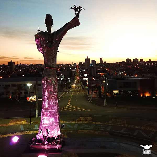 Divulgação - Estátua se tornou o cartão postal de Assis - Foto: Divulgação/Mundozinhos Divulgação - Estátua se tornou o cartão postal de Assis - Foto: Divulgação/Mundozinhos
