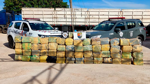 Divulgação - PM apreende caminhão carregado com drogas na marginal da Raposo Tavares em Assis Divulgação - PM apreende caminhão carregado com drogas na marginal da Raposo Tavares em Assis
