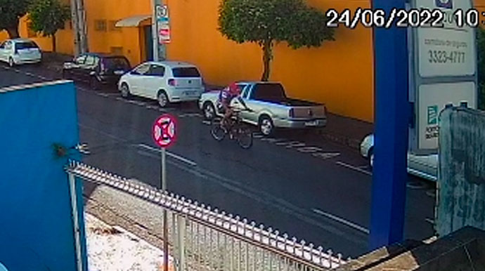 Divulgação - Câmeras de segurança flagram homem furtando a bicicleta - Foto: Divulgação