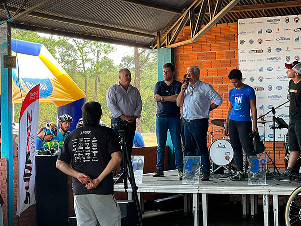 Divulgação - Autoridades presentes na inauguração da ciclorota Forno da Onça - Foto: Divulgação